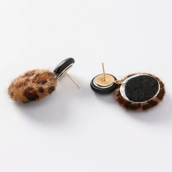 ☯️ Leopard Print button furry earrings - Picture 2 of 4